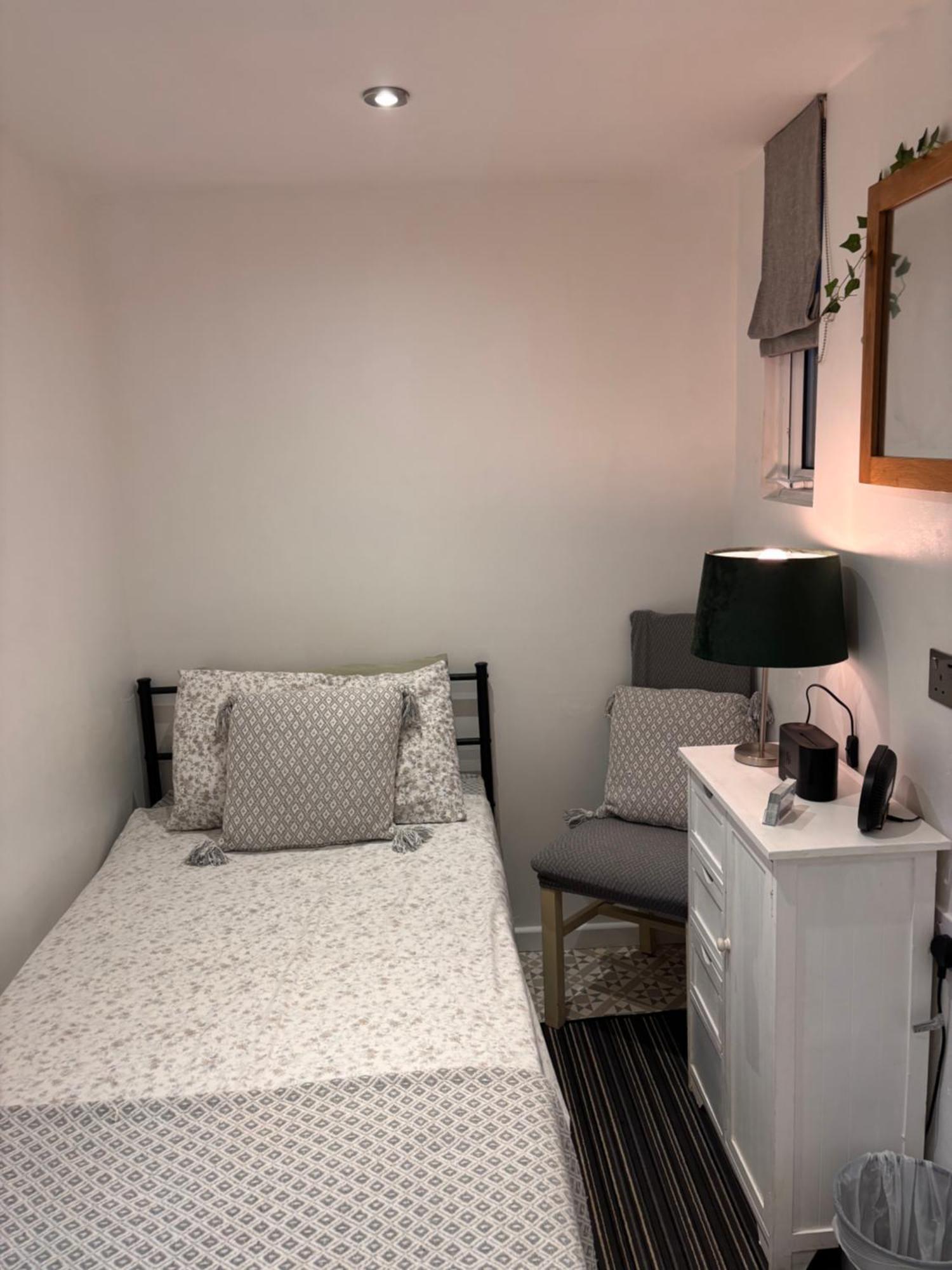 Private Access Small Room In Leicester Free Parking Drinks Extérieur photo