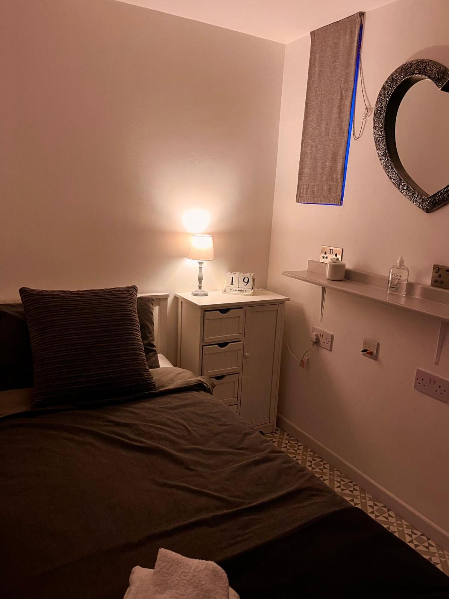 Private Access Small Room In Leicester Free Parking Drinks Extérieur photo